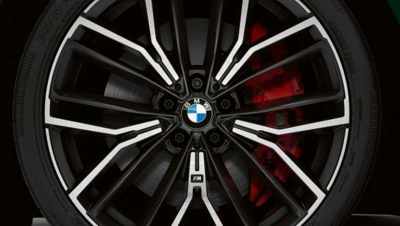 BMW M550i xDrive cu frâne M Sport Imagine în prim plan cu roata BMW M550i xDrive Sedan, cu frâne M Sport