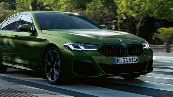 Imagine cu trei sferturi din partea frontală a BMW M550i xDrive cu suspensie M adaptivă Imagine cu trei sferturi din partea frontală a BMW M550i xDrive Sedan, în Verde Ermes metalizat de la BMW Individual, cu suspensie M adaptivă Professional