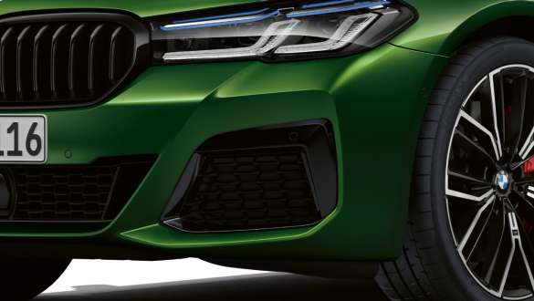 BMW M550i xDrive cu Pachet M Aerodinamic Imagine în prim plan cu partea frontală a BMW M550i xDrive Sedan, în Verde Ermes metalizat de la BMW Individual, cu pachet M Aerodinamic