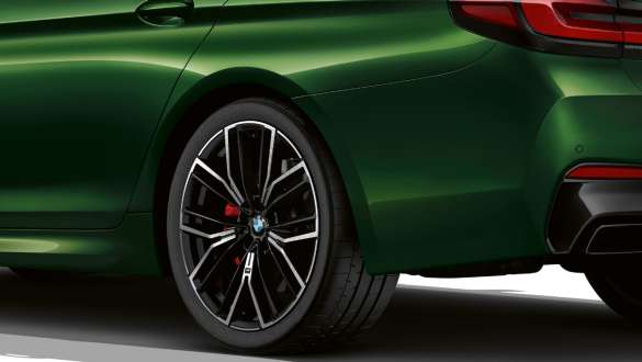 BMW M550i xDrive cu diferenţial M sport Imagine în prim plan cu roata din spate a BMW M550i xDrive Sedan, în Verde Ermes metalizat de la BMW Individual, cu diferenţial M Sport