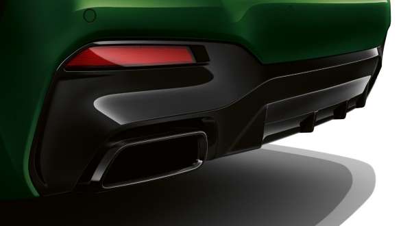 BMW M550i xDrive cu ţeavă de eşapament trapezoidală Imagine în prim plan cu partea spate a BMW M550i xDrive Sedan, în Verde Ermes metalizat de la BMW Individual, cu ţevi de eşapament în formă de trapez