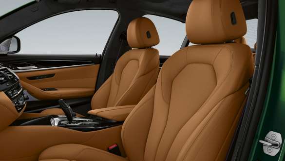 Scaunele sport ale conducătorului auto şi ale pasagerului din faţă ale BMW M550i xDrive Imagine din interior cu scaunele sport ale conducătorului auto şi ale pasagerului din faţă ale BMW M550i xDrive Sedan