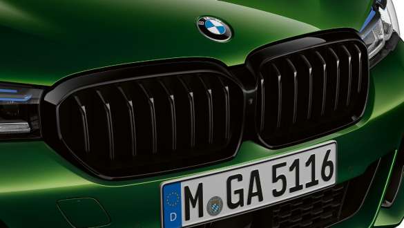 BMW M550i xDrive cu Pachet BMW Individual Shadow Line lucios Imagine în prim plan cu grila frontală M a BMW M550i xDrive Sedan cu Pachet BMW Individual Shadow Line lucios, în Verde Ermes de la BMW Individual