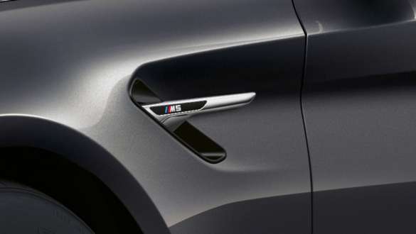 Prizele de aer M ale BMW M5 Imagine în prim plan cu prizele de aer M ale BMW M5, în Gri Brands Hatch