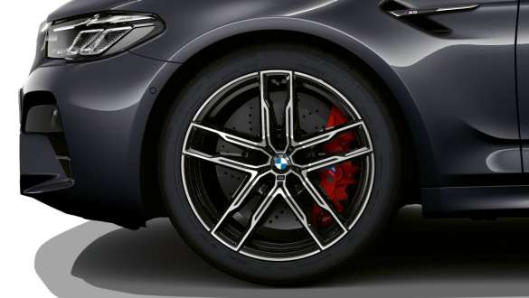 Jante M din aliaj uşor Double-spoke de 20”, tip 810 M, Bicolor ale BMW M5 Imagine în prim plan cu jantele M din aliaj uşor Double-spoke de 20”, tip 810 M, Bicolor ale BMW M5, în Gri Brands Hatch