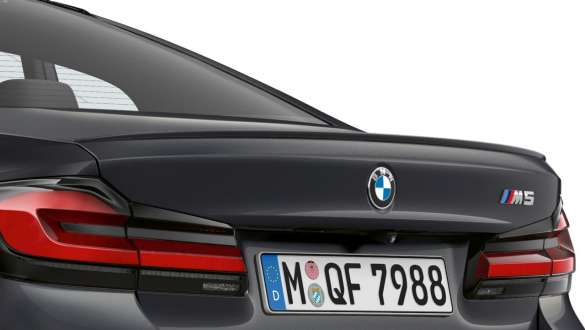 Spoilerul M spate al BMW M5 Imagine în prim plan cu hayonul şi spoilerul M spate ale BMW M5 în Gri Brands Hatch
