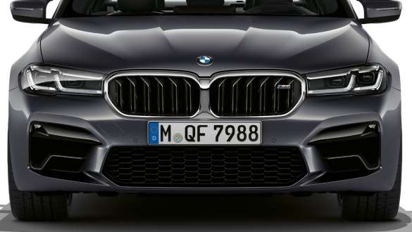 Imagine din partea frontală cu grila frontală M a BMW M5 Imagine din partea frontală cu grila frontală M a BMW M5, în Gri Brands Hatch