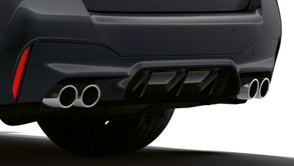 Sistemul de evacuare M Sport al BMW M5 Imagine în prim plan cu spoilerul spate şi sistemul de evacuare M Sport al BMW M5, în Gri Brands Hatch