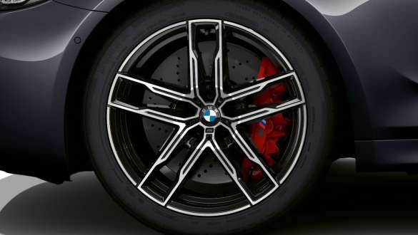 Frânele M din material compozit ale BMW M5 Imagine în prim plan cu roată a BMW M5 cu Frâne M din material compozit, în Gri Brands Hatch