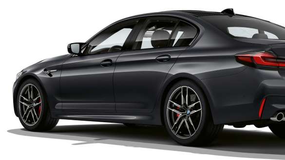 Imagine din partea laterală a BMW M5 cu xDrive M Imagine din partea laterală a BMW M5 cu xDrive M, în Gri Brands Hatch
