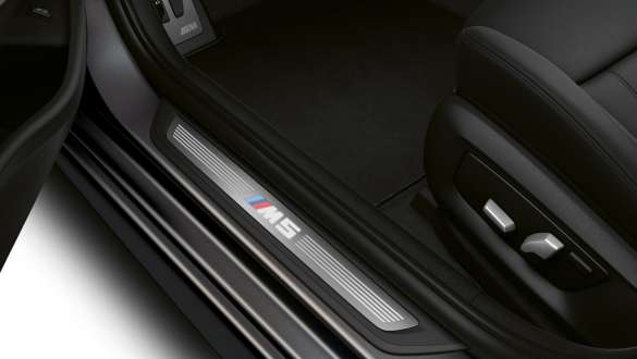 Pragurile portierelor cu inscripţia „M5” ale BMW M5 Pragurile portierelor cu inscripţia „M5” ale BMW M5