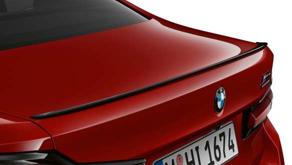 Spoilerul M spate negru lucios al BMW M5 Competition Imagine în prim plan cu hayonul şi spoilerul M spate negru lucios ale BMW M5 Competition, în Roşu Imola de la BMW Individual
