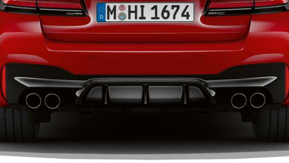 Ţevile duble de eşapament specifice M ale BMW M5 Competition Imagine în prim plan din partea din spate cu ţevile duble de eşapament specifice M ale BMW M5 Competition, în Roşu Imola de la BMW Individual