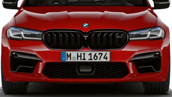 Grilă frontală M în negru lucios a BMW M5 Competition Imagine cu partea frontală a BMW M5 Competition, în Roşu Imola de la BMW Individual, cu grilă M neagră lucioasă