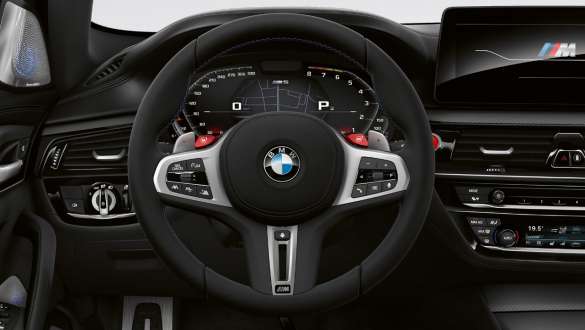 Volan M îmbrăcat în piele al BMW M5 Competition cu M Servotronic Imagine din habitaclu cu volanul M îmbrăcat în piele al BMW M5 Competition cu M Servotronic