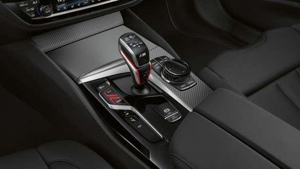 BMW M5 Competition cu transmisie Steptronic M cu 8 viteze şi Drivelogic Imagine din interior cu schimbătorul de viteze al BMW M5 Competition cu transmisie Steptronic M cu 8 viteze şi Drivelogic
