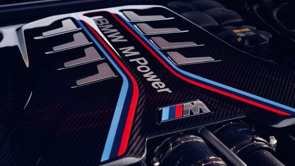 Motorul BMW M TwinPower Turbo pe benzină cu 8 cilindri al BMW M5 Competition Imagine în prim plan cu carcasa motorului BMW M TwinPower Turbo pe benzină cu 8 cilindri al BMW M5 Competition