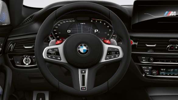 Volanul M îmbrăcat în piele al BMW M5 Competition Imagine din habitaclu cu volanul M îmbrăcat în piele al BMW M5 Competition