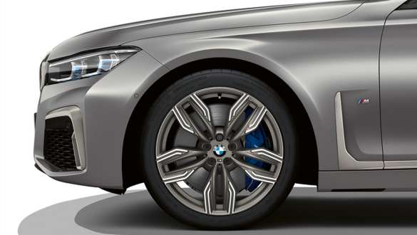 Jante M din aliaj uşor de 20” Double-spoke, tip 760 M, cu anvelope mixte Jantele M din aliaj uşor de 20” Double-spoke, tip 760 M, cu anvelope mixte ale BMW M760Li xDrive Sedan