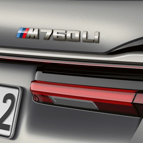 Imagine în prim-plan cu emblema „BMW M760Li” a BMW M760Li xDrive Sedan Imagine în prim-plan cu emblema „BMW M760Li” din partea spate a BMW M760Li xDrive Sedan