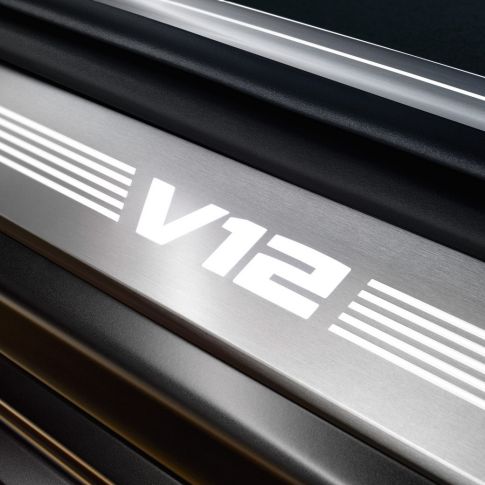Imagine cu inscripţia „V12” de pe pragurile portierelor BMW BMW M760Li xDrive Sedan, Interiorul BMW M760Li