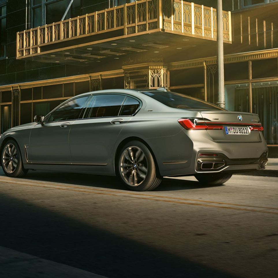 Imagine cu motorul V12 al BMW M760Li xDrive Sedan Imagine din lateral cu partea spate a BMW M760Li xDrive Sedan, în faţa unor zgârie-nori