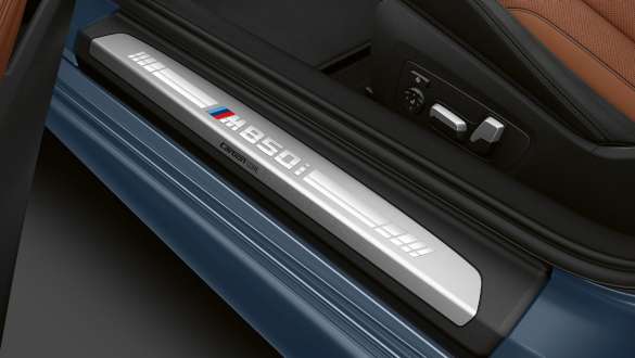 Pragul portierei cu inscripţie „M850i”. Imagine cu pragul portierei BMW M850i xDrive Coupé cu inscripţie „M850i”.