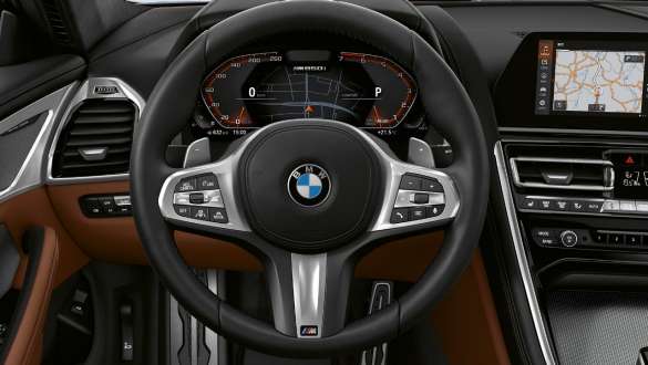 Volan M îmbrăcat în piele. Imagine cu habitaclul BMW M850i xDrive Coupé cu volan M îmbrăcat în piele.
