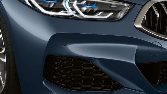 Prizele de aer ale pachetului M Aerodinamic. Imagine cu BMW M850i xDrive Coupé în Albastru Barcelona metalizat cu prizele de aer ale pachetului M Aerodinamic.