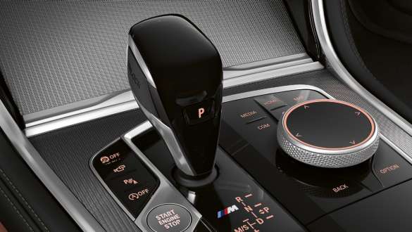 Aplicaţii din sticlă „Crafted Clarity”. Imagine de detaliu din interiorul BMW M850i xDrive cu aplicaţiile din sticlă „Crafted Clarity”.