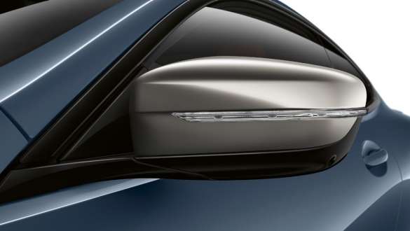 Capace oglinzi exterioare în Gri Cerium Galvanic. Imagine cu BMW M850i xDrive Coupé în Albastru Barcelona metalizat, cu capace oglinzi exterioare în Gri Cerium Galvanic.