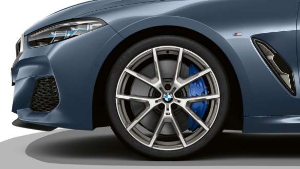 Jante M din aliaj uşor Y-spoke, tip 728 M, în Gri Cerium bicolor. Imagine cu BMW M850i xDrive Coupé în Albastru Barcelona metalizat cu jante M din aliaj uşor de 20” Y-spoke, tip 728 M, în Gri Cerium bicolor.