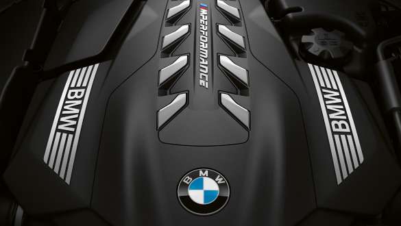 Motor M TwinPower Turbo pe benzină cu 8 cilindri. Imagine cu motorul M TwinPower Turbo pe benzină cu 8 cilindri al BMW M850i xDrive Coupé.