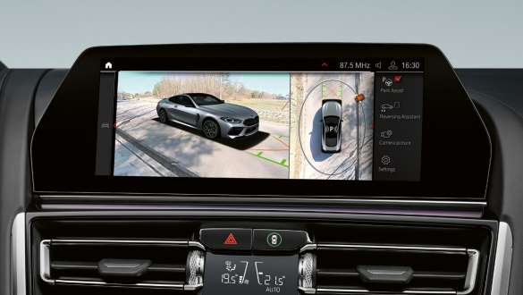 Asistent „Plus” la parcare. Imagine cu Asistentul „Plus” la parcare al modelelor BMW Seria 8 Coupé M.