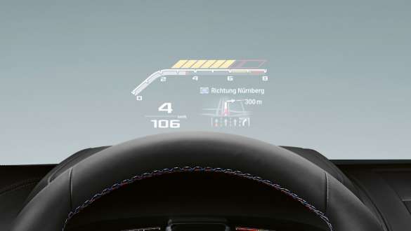 Head-Up Display specific M. Imagine cu Head-Up Display-ul specific M al modelelor BMW Seria 8 Coupé M.