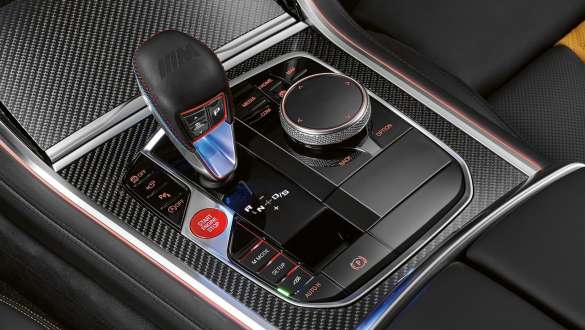 Schimbător de viteze M. Imagine cu schimbătorul de viteze M al BMW M8 Competition Coupé.