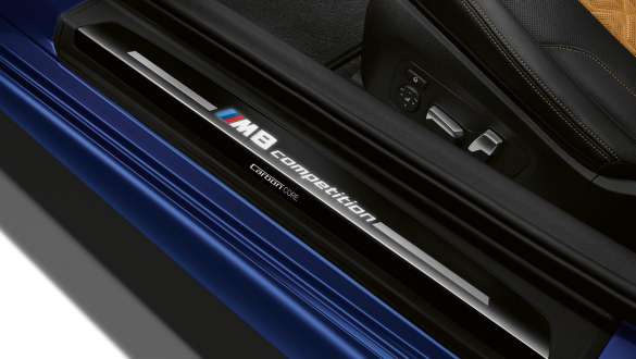 Praguri portiere cu emblema „M8 Competition”. Imagine cu pragurile portierelor BMW M8 Competition Coupé cu emblema „M8 Competition”.