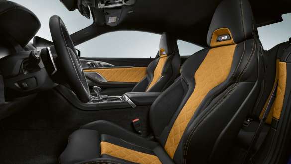 Piele Merino integrală cu granulaţie fină/ Alcantara. Imagine cu BMW M8 Competition Coupé cu piele Merino integrală cu granulaţie fină/ Alcantara.