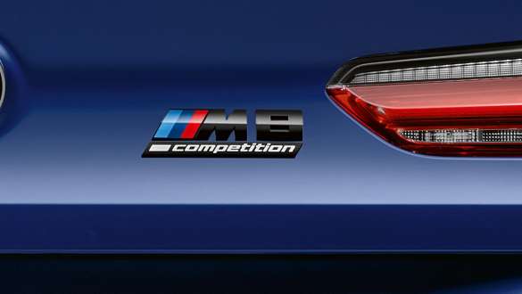 Inscripţie „M8 Competition”. Imagine cu BMW M8 Competition Coupé cu inscripţie „M8 Competition”.