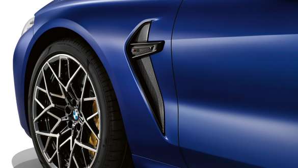 Prize de aer laterale M din carbon. Imagine cu BMW M8 Competition Coupé cu prize de aer laterale M din carbon.