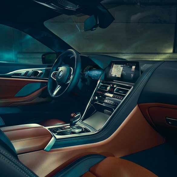 Habitaclul BMW M850i xDrive Coupé. Imagine cu habitaclul BMW M850i xDrive Coupé cu „BMW Live Cockpit Professional” şi volan M îmbrăcat în piele.