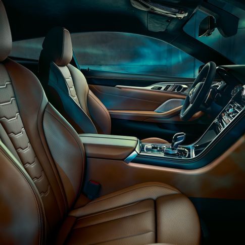 Interiorul BMW M850i xDrive Coupé. Imagine cu interiorul BMW M850i xDrive Coupé cu scaune multifuncţionale din piele Merino în Tartufo/ negru, cu conţinut extins de la BMW Individual.