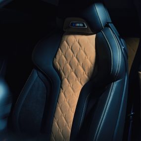 Scaunele M Sport ale BMW M8 Competition Coupé. Imagine cu scaunele M Sport cu inscripţia „M8” şi tapiţerie din piele Merino integrală neagră cu cusături contrastante în Bej Midrand, ale BMW M8 Competition Coupé.