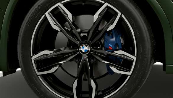 Frânele M Sport ale unui BMW X3 M40i M40d G01 LCI Facelift 2021 Imagine în prim plan cu roata cu frâne M Sport a unui BMW X3 M40i M40d G01 LCI Facelift 2021 Verde Malachite