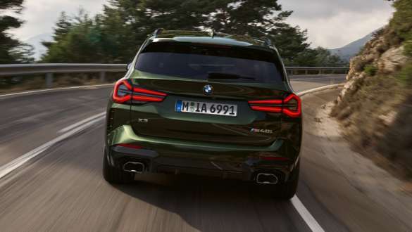 Diferenţialul M Sport al unui BMW X3 M40i M40d G01 LCI Facelift 2021 Imagine din partea din spate cu diferenţialul M Sport al unui BMW X3 M40i M40d G01 LCI Facelift 2021 Verde Malachite