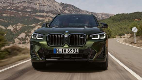 Imagine din partea frontală cu suspensia M Sport a unui BMW X3 M40i M40d G01 LCI Facelift 2021, în mers Imagine din partea frontală cu suspensia M Sport a unui BMW X3 M40i M40d G01 LCI Facelift 2021 Verde Malachite, în mers
