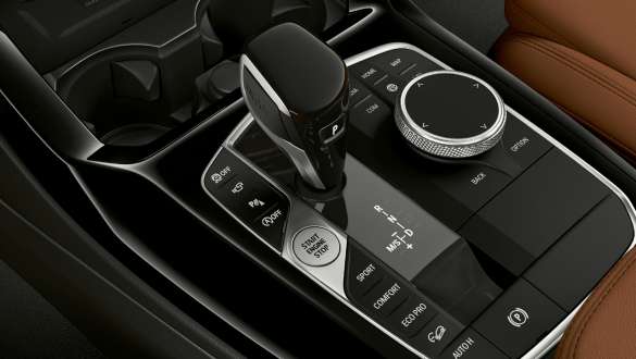 Transmisia Steptronic Sport cu 8 trepte a modelului BMW X3 M40i M40d G01 LCI Facelift 2021 Imagine din interior cu maneta pentru schimbarea vitezelor dintr-un BMW X3 M40i M40d G01 LCI Facelift 2021 cu transmisie Steptronic Sport cu 8 trepte