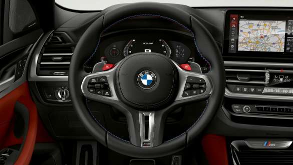 Volanul M îmbrăcat în piele al unui BMW X3 M F97 LCI Facelift 2021 Volanul M îmbrăcat în piele din habitaclul unui BMW X3 M F97 LCI Facelift 2021