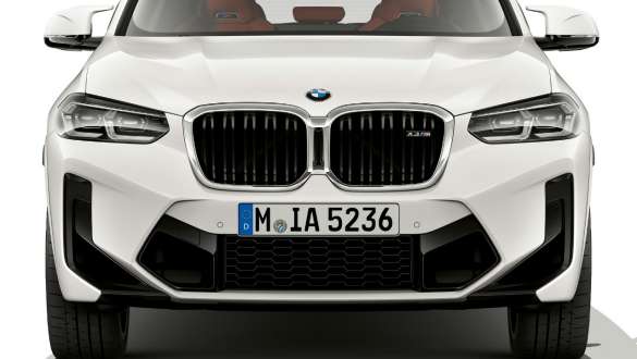 Designul frontal al unui BMW X3 M F97 LCI Facelift 2021 Imagine din partea din faţă cu designul frontal al unui BMW X3 M F97 LCI Facelift 2021, Alb Alpine