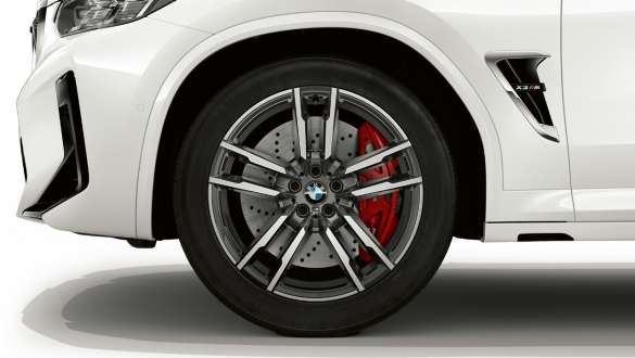 Jantele M din aliaj uşor Double-spoke de 20”, tip 764 ale unui BMW X3 M F97 LCI Facelift 2021 Imagine în prim plan cu jantele M din aliaj uşor Double-spoke de 20”, tip 764 M ale unui BMW X3 M F97 LCI Facelift 2021 Alb Alpine uni
